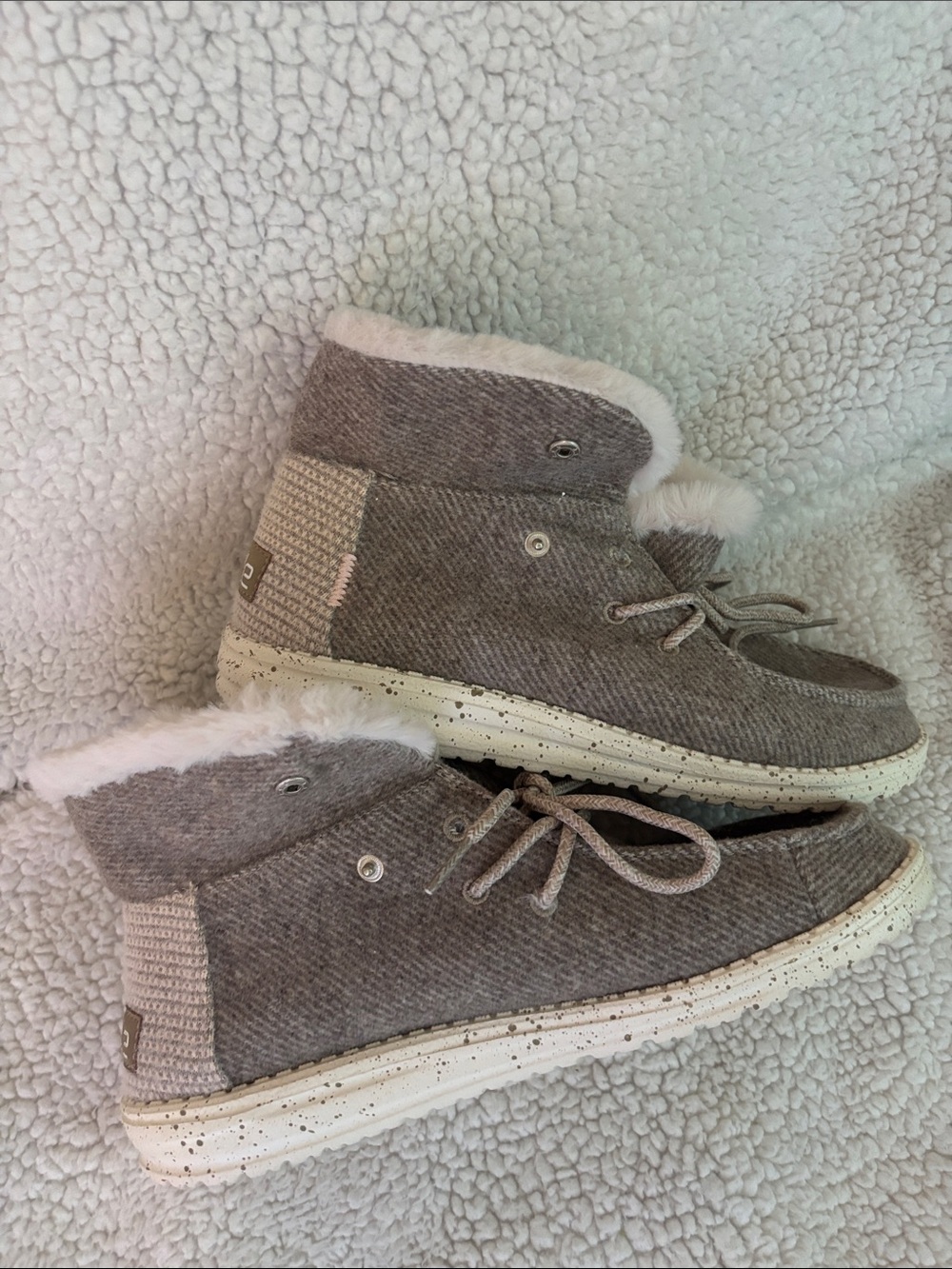Hey Dude Britt Boot Women’s Size 9 in Taupe with Cream Fur - Picture 7 of 8